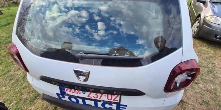 Vetura e policisë sulmohet përsëri në Veri, dyshohet të jenë mjete piroteknike