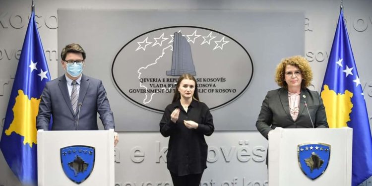 Qeveria ua pezullon lejet e importit katër kompanive të naftës