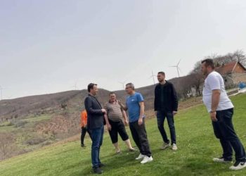 Ministri mitrovicas Faton Peci viziton bujkun nga Bajgora që kultivon 2 hektarë patate pa pesticide