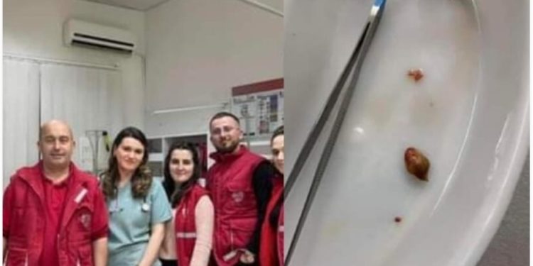 Fantastike: Ekipi i Emergjencës në Vushtrri shpëtojnë një fëmijë 4 vjeçar, i kishte mbetur kikiriku në fyt