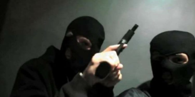 Me maska e automatikë plaçkitet banka në Zubin Potok – vidhen mbi 90 mijë Euro