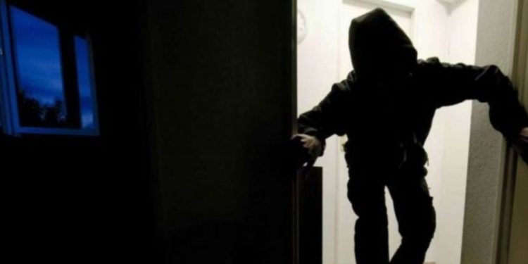 Hajnat po bëjnë “kërdi” në fshatin Shupkovc: 5 shtëpi janë plaçkitur, banorët po bëjnë roje