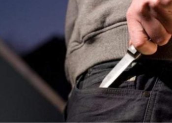 Nëna nga Mitrovica përballet me borxhliun e djalit që i shkoi në shtëpi: “Nëse djali yt s’ma kthen borxhin, t’prej me thikë”