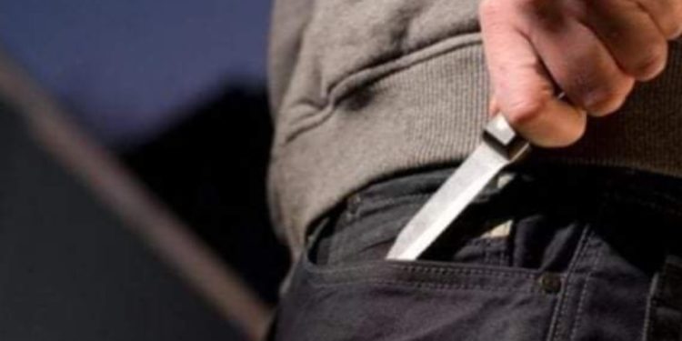 Nëna nga Mitrovica përballet me borxhliun e djalit që i shkoi në shtëpi: “Nëse djali yt s’ma kthen borxhin, t’prej me thikë”