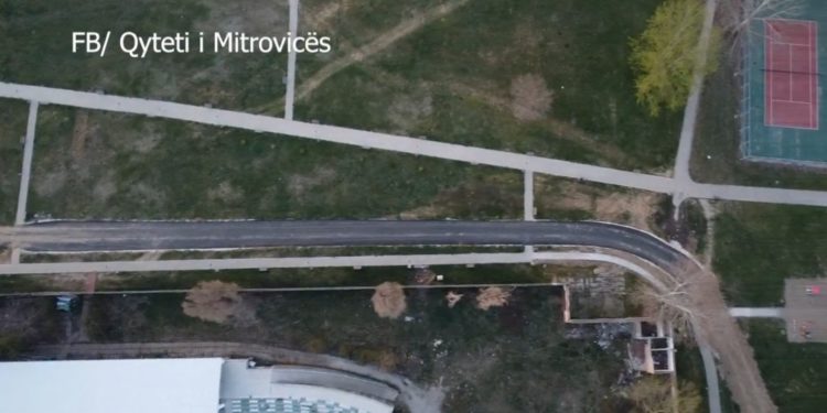 Dëmi që i është shkaktuar parkut të Mitrovicës, nga shtrimi i rrugës ilegale