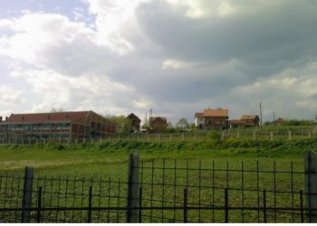 Nxënësi rrah drejtoreshën e shkollës në Kçiq, e godet me grushte në gjoks dhe kokë