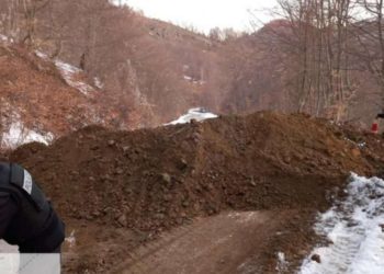 KFOR-i rihap dy rrugë në veri pasi ishin mbyllur nga Policia për ta penguar kontrabandën