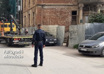 Policia largon veturat e parkuara në rrugë në lagjen ‘Evlia Qelebia’
