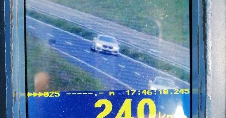 ‘Fluturon’ shoferi, në zonën deri 100 km/h ai vozit 240km/h