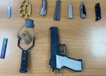 Policia në Vushtrri realizon kontrolle në shkolla, gjenë thika, pisteta  dhe boksa të hekurit