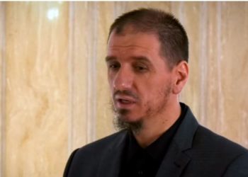 Gratë e Mitrovicës luanin me gurë deri në syfyr, hoxha: Është gjynah, feja nuk e lejon