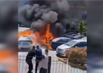 Zjarr i madh në Veternik, digjen 8 vetura