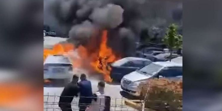 Zjarr i madh në Veternik, digjen 8 vetura