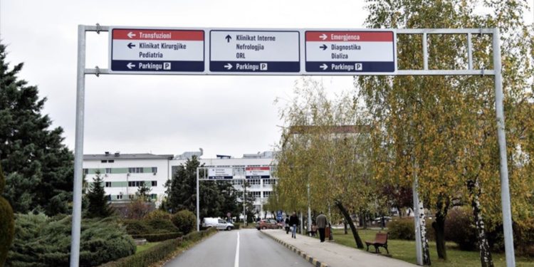 Fëmija lëndohet duke e shtyer veturën e babait në Mitrovicë, bëhet për spital