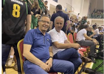 Dy kryetarët shikojnë finalen së bashku, mysafiri e mposhti nikoqirin