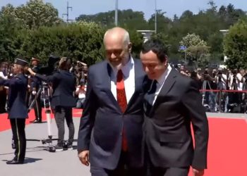 Mbërrin Rama, nis ceremonia para takimit të dy qeverive