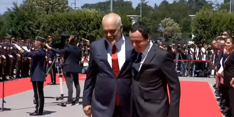 Mbërrin Rama, nis ceremonia para takimit të dy qeverive