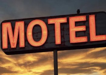 Vushtrri: 27-vjeçari rrah një person pasi e gjen në afërsi të motelit me gruan e tij, e akuzon se janë në lidhje dashurie