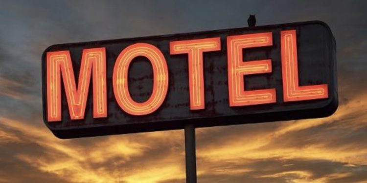 Vushtrri: 27-vjeçari rrah një person pasi e gjen në afërsi të motelit me gruan e tij, e akuzon se janë në lidhje dashurie