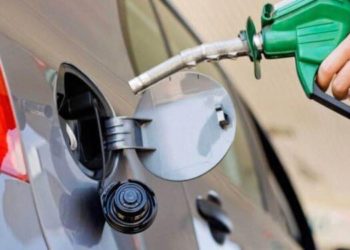 Zgjohet shpresë, nafta bie për 17 cent, benzina 35 cent më lirë