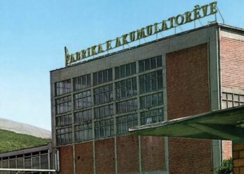 Shpërthen zjarri në fabrikën e akumulatorëve në Mitrovicë