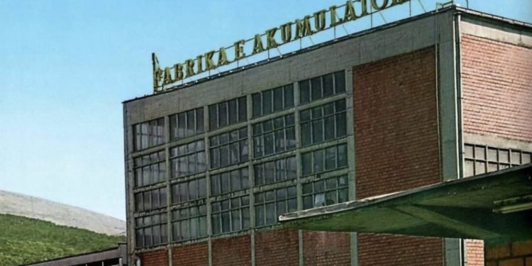 Shpërthen zjarri në fabrikën e akumulatorëve në Mitrovicë