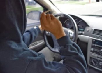 I riu fut marihuanën në frenin e dorës në veturë, kapet nga Policia në Mitrovicë