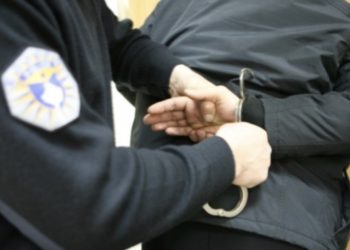 I dehur ‘rrotë’ i shkon gruas në shtëpi dhe e gjuan me orendi, burri nga Mitrovica përfundon në ndalim policor