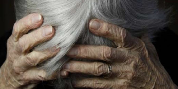 E moshuara në Mitrovicë në hall me kushëririn e saj të dehur: Më bërtet, shan e godet