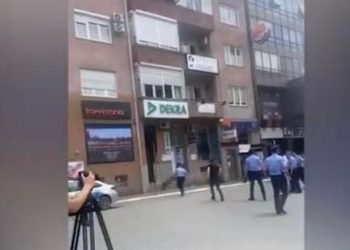 LAJMI I FUNDIT: Persona të pa njohur gjuajnë me mjete piroteknike ndaj paradës në Prishtinë 🚨