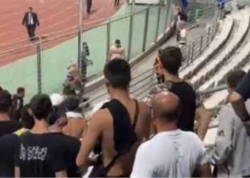 VIDEO/ Përleshje mes tifozëve në pushimin e pjesëve në përballjen Greqi – Kosovë