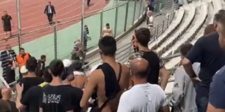 VIDEO/ Përleshje mes tifozëve në pushimin e pjesëve në përballjen Greqi – Kosovë