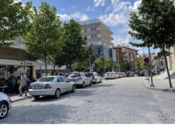 Përleshje brutale mes taksistëve në Vushtrri: Baballarët me djem rrahen 2 vs 2 kush të niset i pari