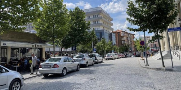 Përleshje brutale mes taksistëve në Vushtrri: Baballarët me djem rrahen 2 vs 2 kush të niset i pari