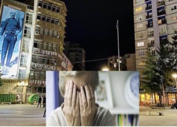 E rëndë: Mitrovicasi rrah nënën e tij të moshuar, pas fjalosjes për një divan