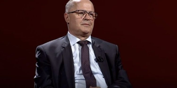 Ramiz Kelmendi ngre alarmin për ikjen masive të qytetarëve: S’bën me pasë rrogë nën 500-600 euro