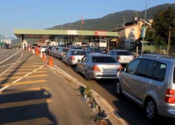 Zhduken kolonat rrugës për deti: Qeveritë heqin kontrollin kufitar gjatë verës