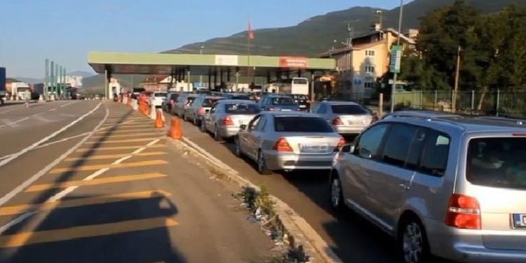 Zhduken kolonat rrugës për deti: Qeveritë heqin kontrollin kufitar gjatë verës
