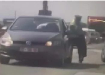 Qytetari nuk i bindet policit në rrugën Prishtinë-Mitrovicë, me veturë e tërheq për krahu