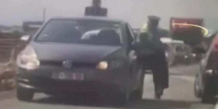 Qytetari nuk i bindet policit në rrugën Prishtinë-Mitrovicë, me veturë e tërheq për krahu