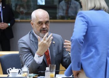 “Çmenduri dhe e turpshme”, Rama: Qytetarët e Kosovës po mbahen peng, nën diktaturën jugosllave udhëtonin kudo