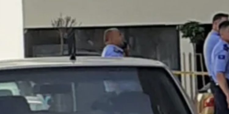 Dyshohet se një person ka rënë nga një banesë në Vushtrri