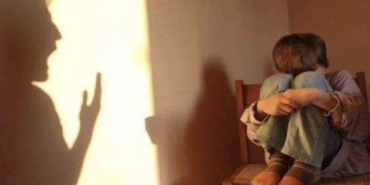 E rëndë: Nëna në Mitrovicë rrah fëmijën 1 vit e gjysmë, thotë se fëmija është egjel për të dhe do ta hedh në mbeturina