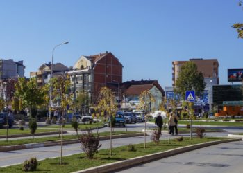 Mitrovicasi nxehet nga rakia, nxjerr armën dhe gjuan 3 herë në kafe