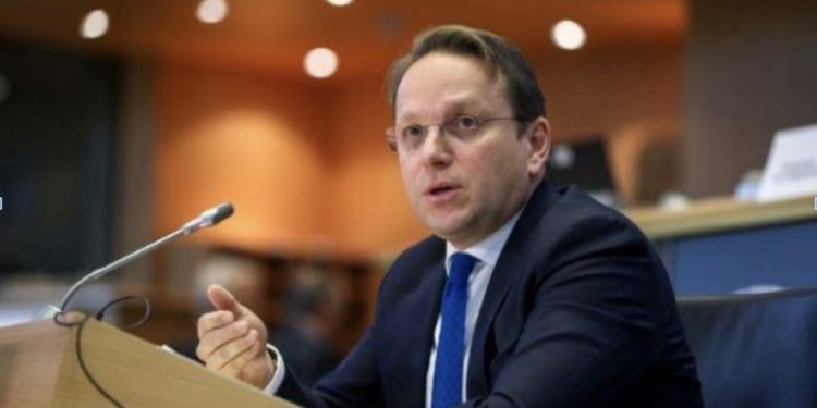 Varhleyi: Kosovës jemi të gatshëm t’i ndihmojmë me udhërrëfyes për vizat