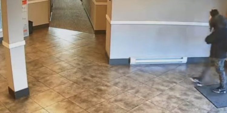 Hajni e ndjek gruan mitrovicase deri në katin e 4-të, ia grabit paratë dhe ikën