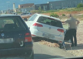 Aksident në magjistralen Prishtinë-Mitrovicë, vetura përfundon jashtë rrugës 👇🏻