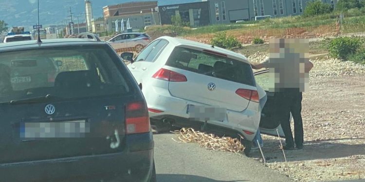 Aksident në magjistralen Prishtinë-Mitrovicë, vetura përfundon jashtë rrugës 👇🏻