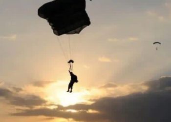 Momenti kur parashutistët serbë u lëshuan sot nga Serbia në Kosovë