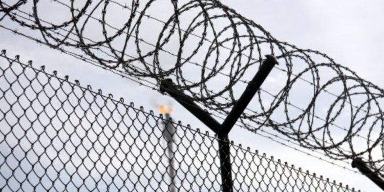 I dënuari për tentim vrasje shpallet në kërkim, u lirua për vikend por nuk u kthye më në Burgun e Dubravës